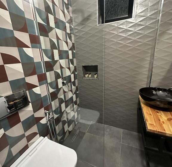 اتاق استاندارد چهارنفره با بالکن, Inn