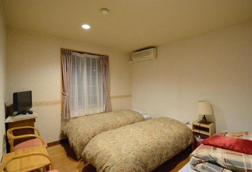 اتاق استاندارد سه نفره, Pension Avenue