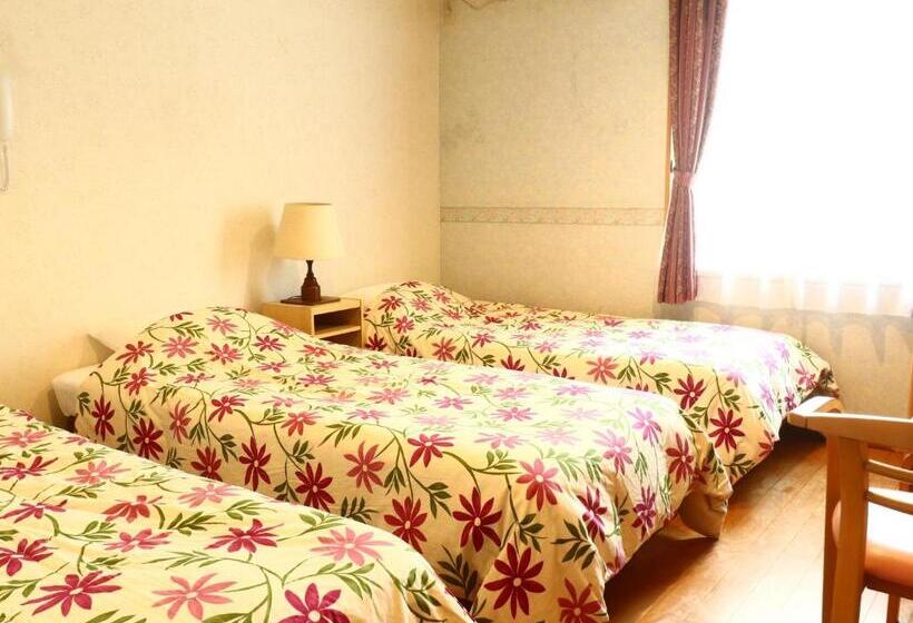 اتاق استاندارد سه نفره, Pension Avenue