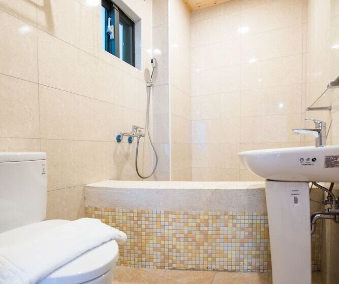 اتاق لوکس سه تخته, Sunshine B&b