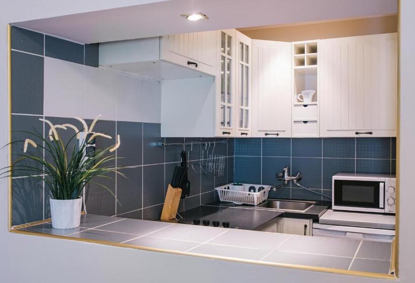 דירת שלושה חדרים, Rembrandt Apart