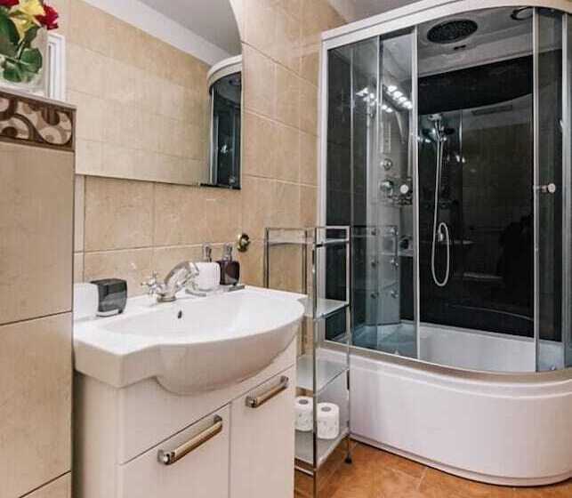 דירת שלושה חדרים, Rembrandt Apart