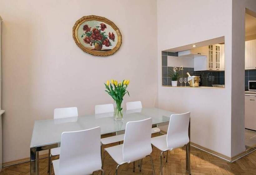 דירת שלושה חדרים, Rembrandt Apart