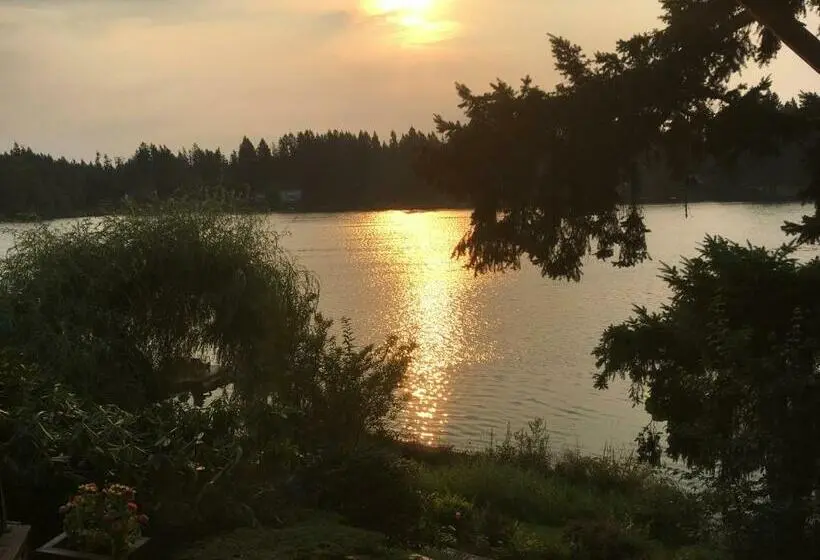 デラックススイート, Cottage Lake Bed And Breakfast