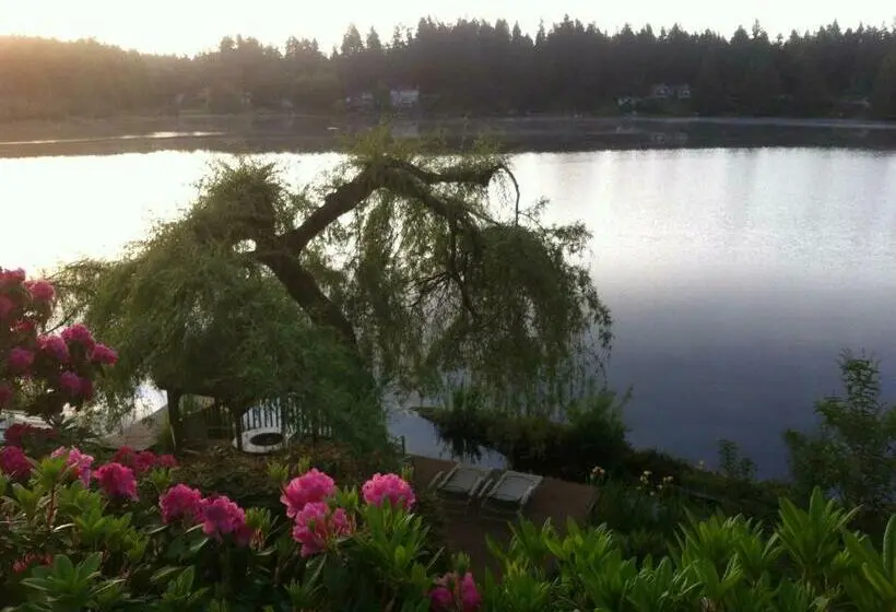 デラックススイート, Cottage Lake Bed And Breakfast