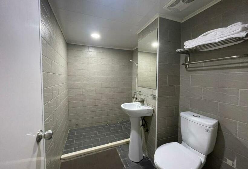 اتاق استاندارد, A22 Wei Lu