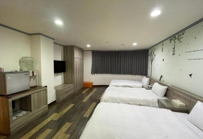 اتاق استاندارد سه نفره, A22 Wei Lu