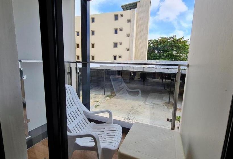 디럭스 룸, Room Actually