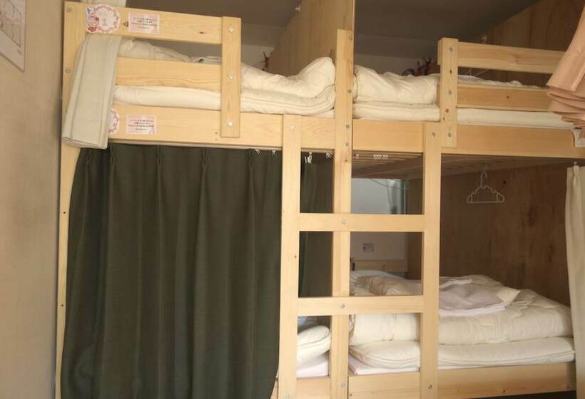 Кровать в Общей Комнате, Osaka Guest House Sakura