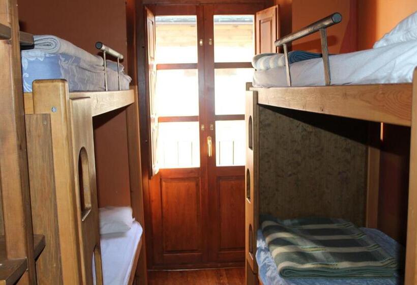 اتاق استاندارد چهار تخته, Albergue Refugio Sargantana