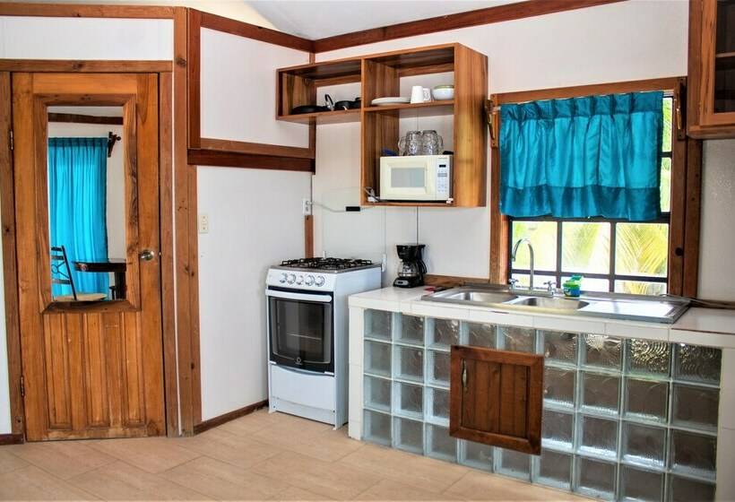 کابین, Coconut Tree West Bay