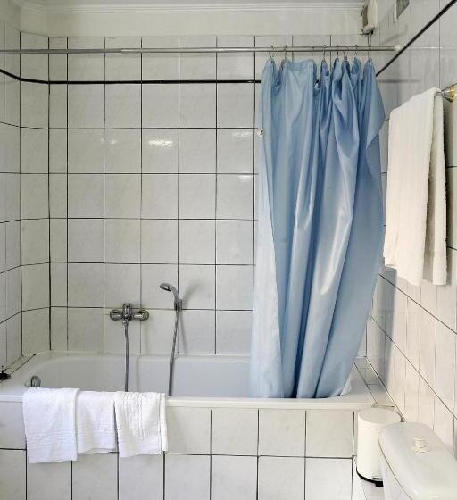 اتاق استاندارد سه نفره, Il Piccolo Mondo