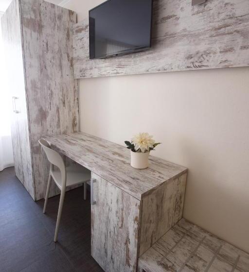 اتاق استاندارد سه نفره, Il Piccolo Mondo