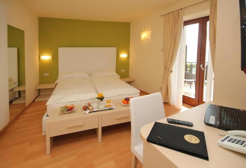 סוויטת ג'וניור, La Fenice E Sole