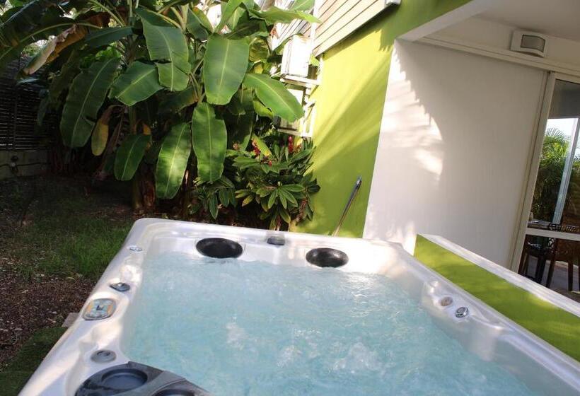 سوئیت با وان آب گرم, Majesty Palm