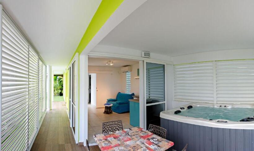 سوئیت با وان آب گرم, Majesty Palm