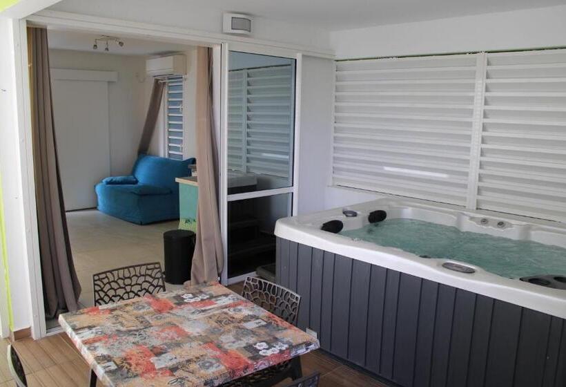 سوییت با چشمانداز استخر, Majesty Palm