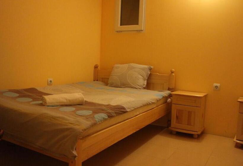 تختخواب در اتاق مشترک, Casablanca City