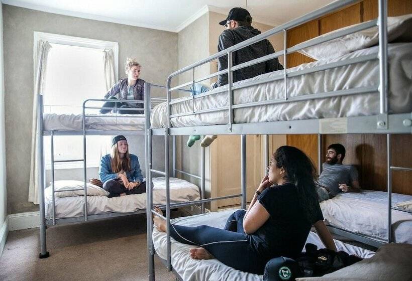 Cama em Quarto Compartilhado, The Pickled Frog