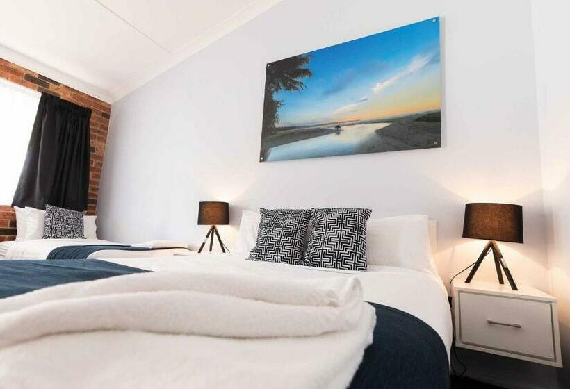 اتاق استاندارد سه نفره, Bay Hotel Motel