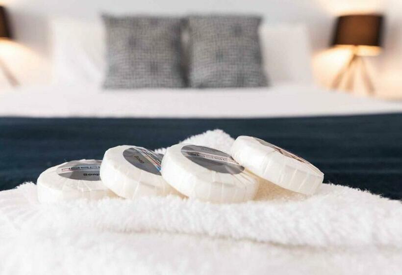 اتاق استاندارد سه نفره, Bay Hotel Motel