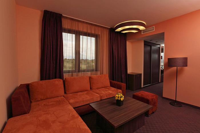 Полулюкс, Family Hotel Restaurant Ring