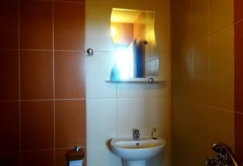 חדר משפחתי, Family Hotel Rose