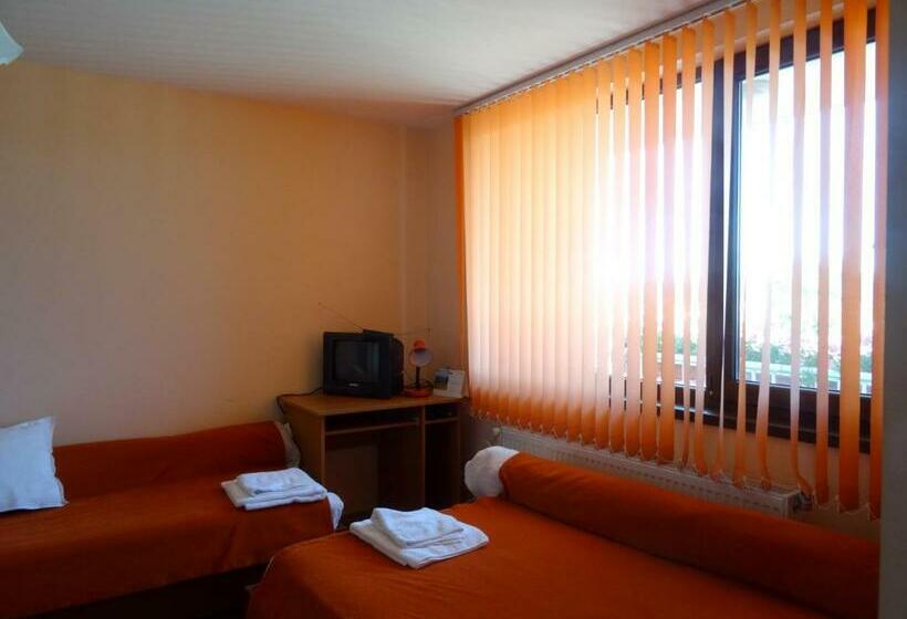 חדר משפחתי, Family Hotel Rose