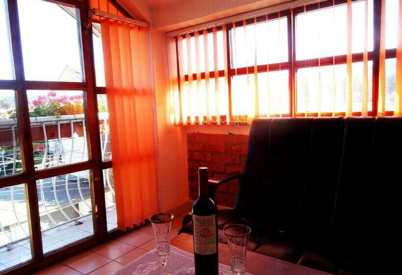 家庭间, Family Hotel Rose