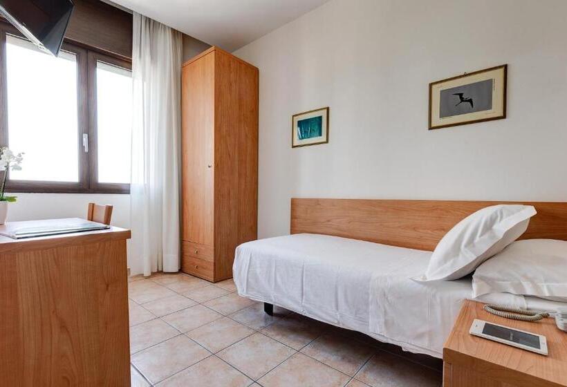 اتاق استاندارد یک نفره, Piccadilly