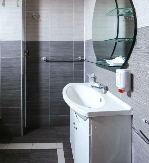 스탠다드 발코니 룸, Sharkov Family