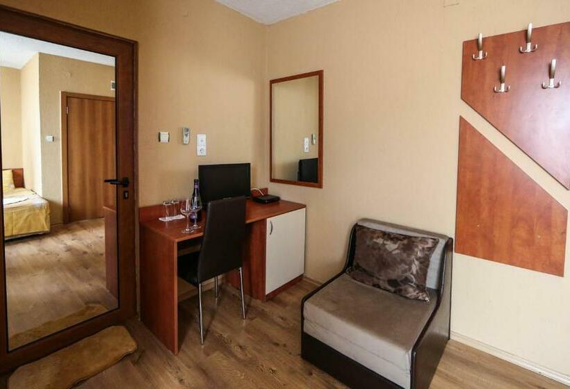 스탠다드 발코니 룸, Sharkov Family