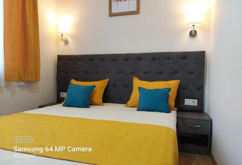 스탠다드 발코니 룸, Sharkov Family