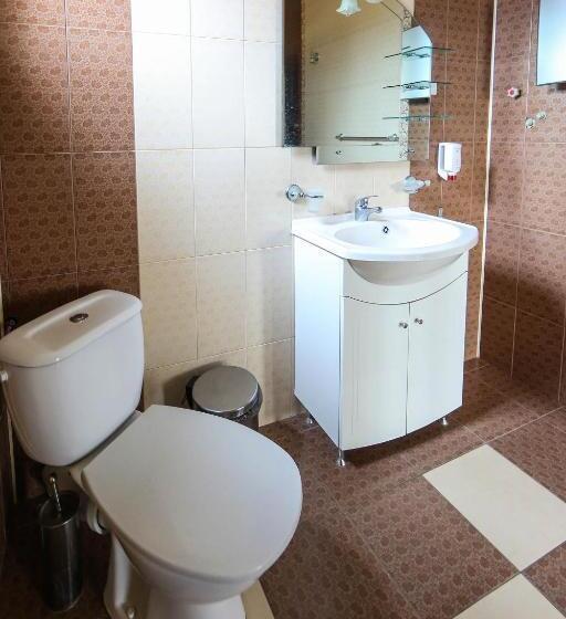 발코니가 있는 스위트, Sharkov Family