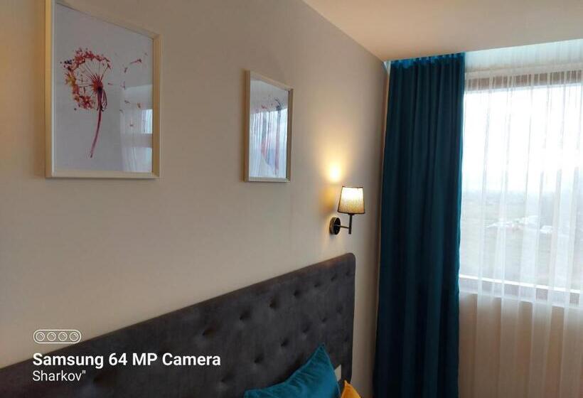 발코니가 있는 스위트, Sharkov Family