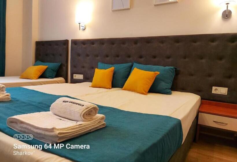 발코니가 있는 스위트, Sharkov Family