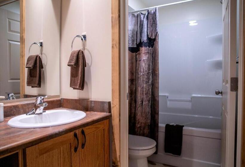 Studiou Familiar, Jasper Gates Resort