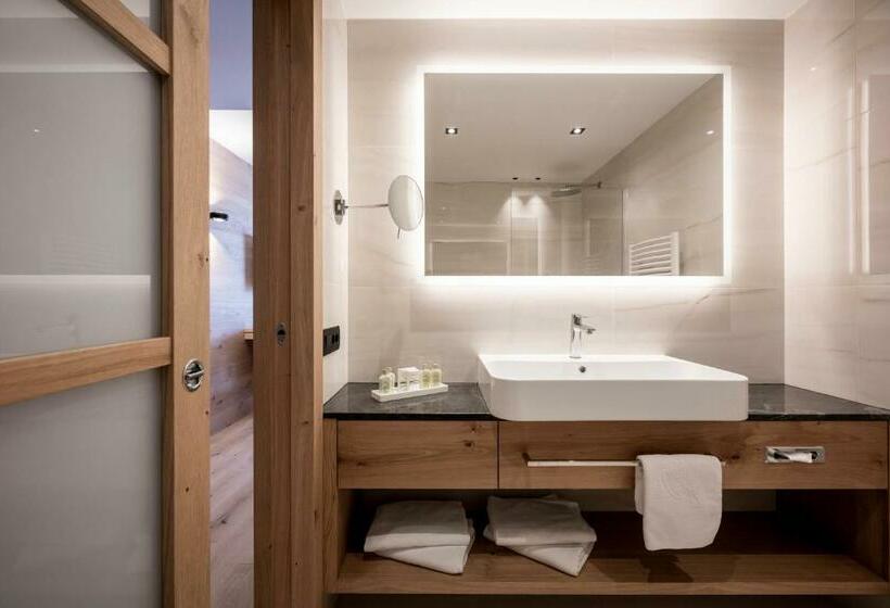 Номер Стандарт с Балконом, Small & Beautiful Hotel Gnaid