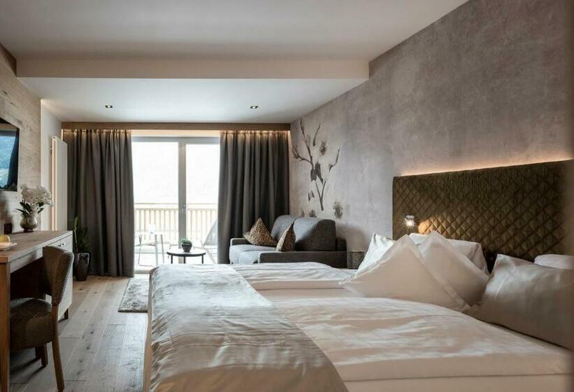 Номер Стандарт с Балконом, Small & Beautiful Hotel Gnaid