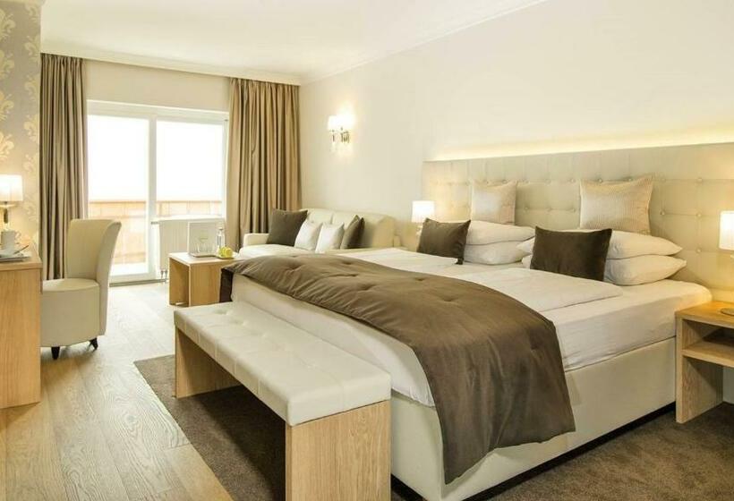 Номер Стандарт с Балконом, Small & Beautiful Hotel Gnaid