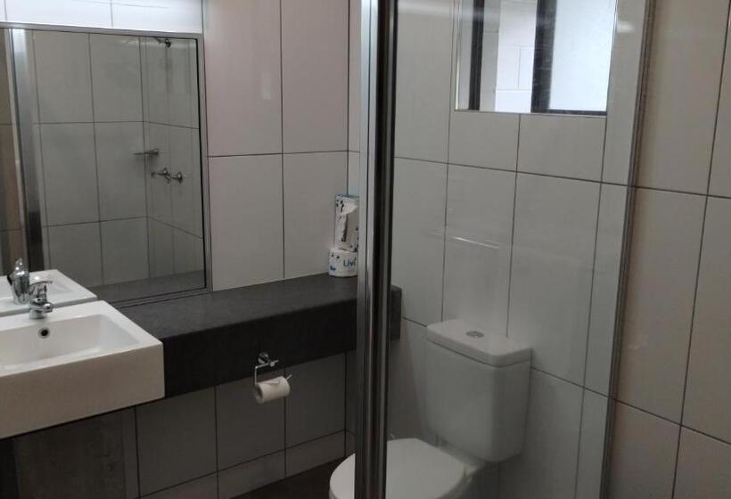 带大床的标准间, Tully Motel