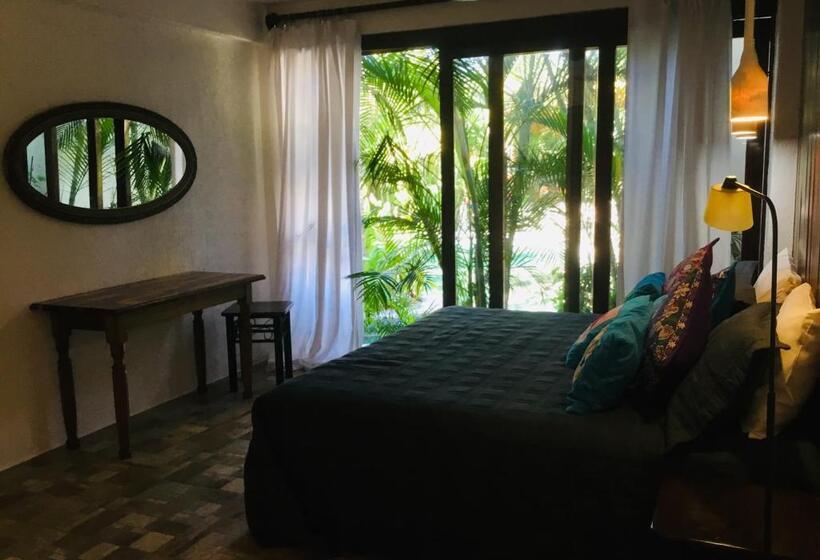 غرفة قياسية مطلّة علي حمام السباحة, Hacienda La Rusa