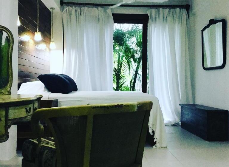 غرفة قياسية مطلّة علي حمام السباحة, Hacienda La Rusa