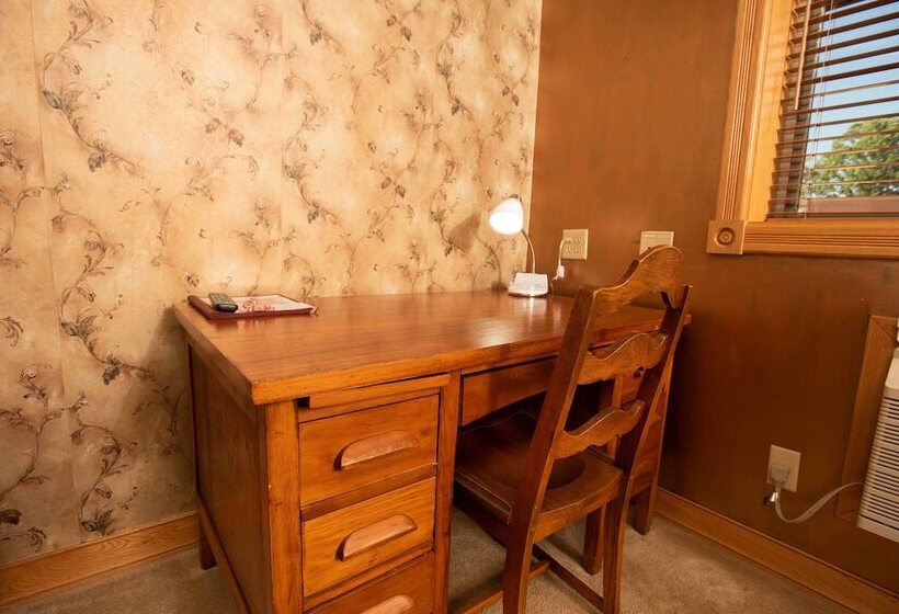 جناح, Blue Spruce Motel