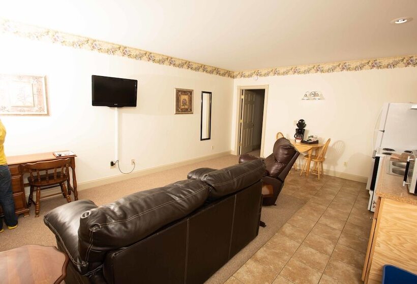 جناح, Blue Spruce Motel