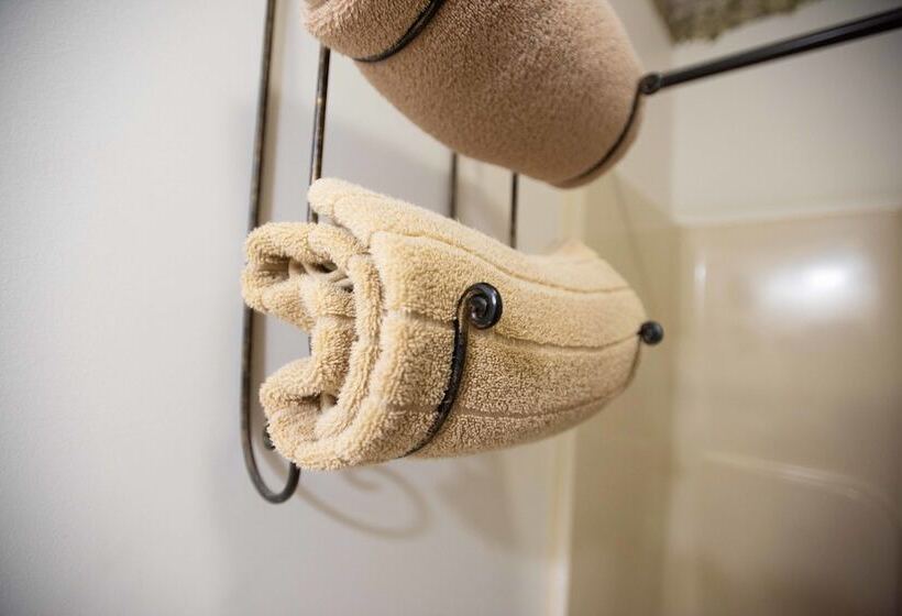 جناح, Blue Spruce Motel