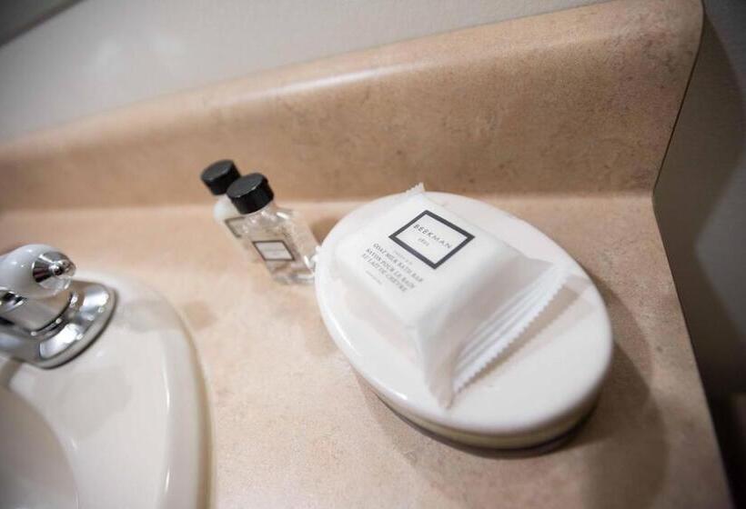 جناح, Blue Spruce Motel