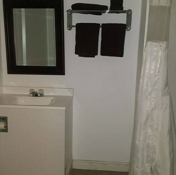 غرفة قياسية ثلاثية, Centennial Motel