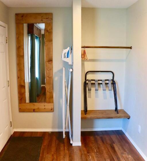 スタンダードルーム, Evergreen Motel