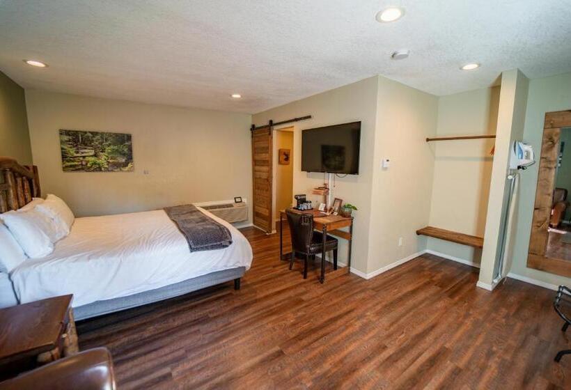 キングサイズベッドのスタンダードルーム, Evergreen Motel